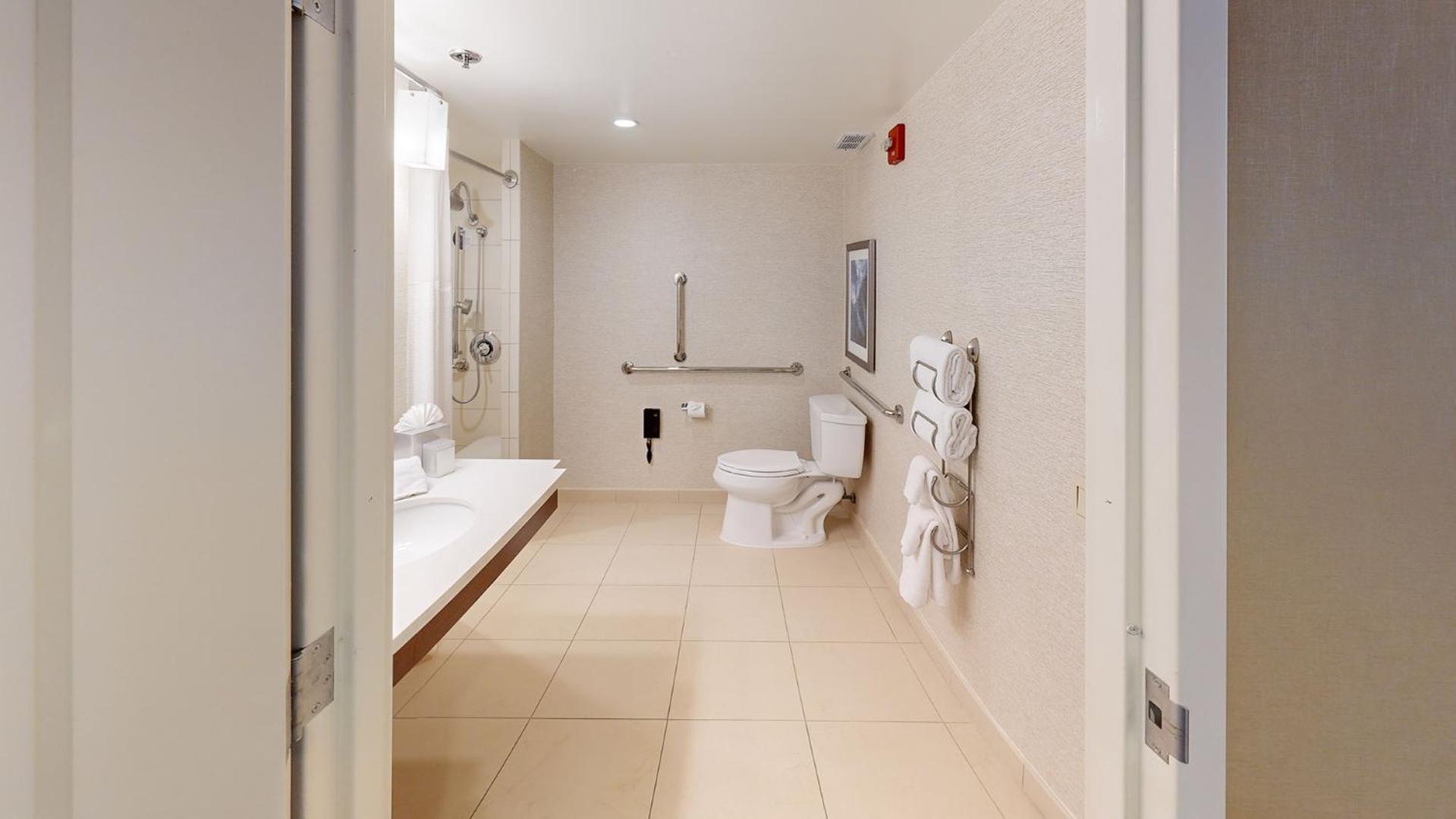 Quarto com Cama King-size e Banheira Adaptada - Acessível para Hóspedes com Deficiência Auditiva e Mobilidade Reduzida