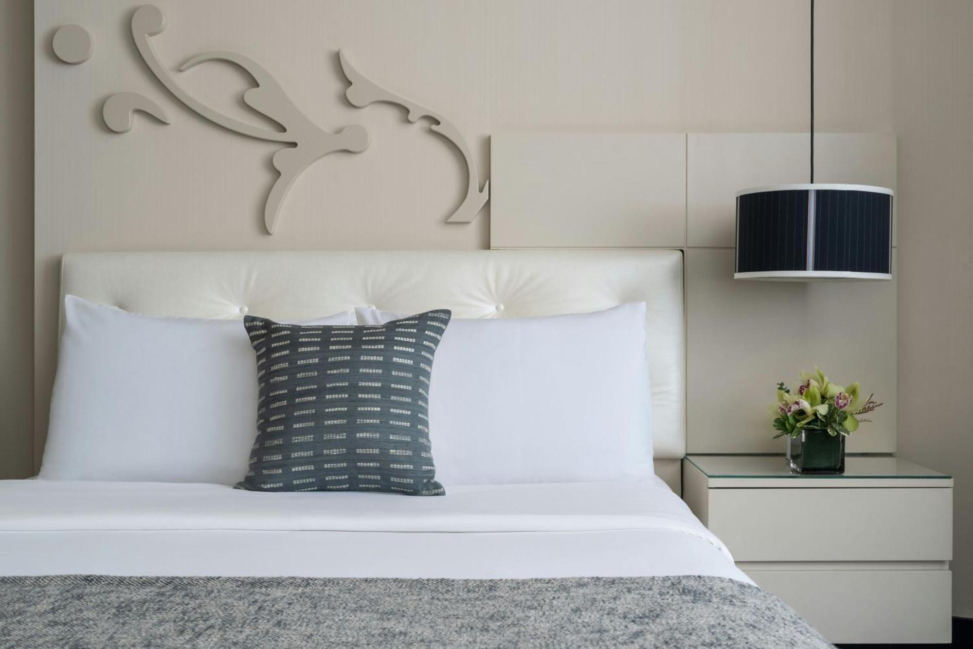 Habitación más grande con cama extragrande y bañera, adaptada para personas con movilidad reducida